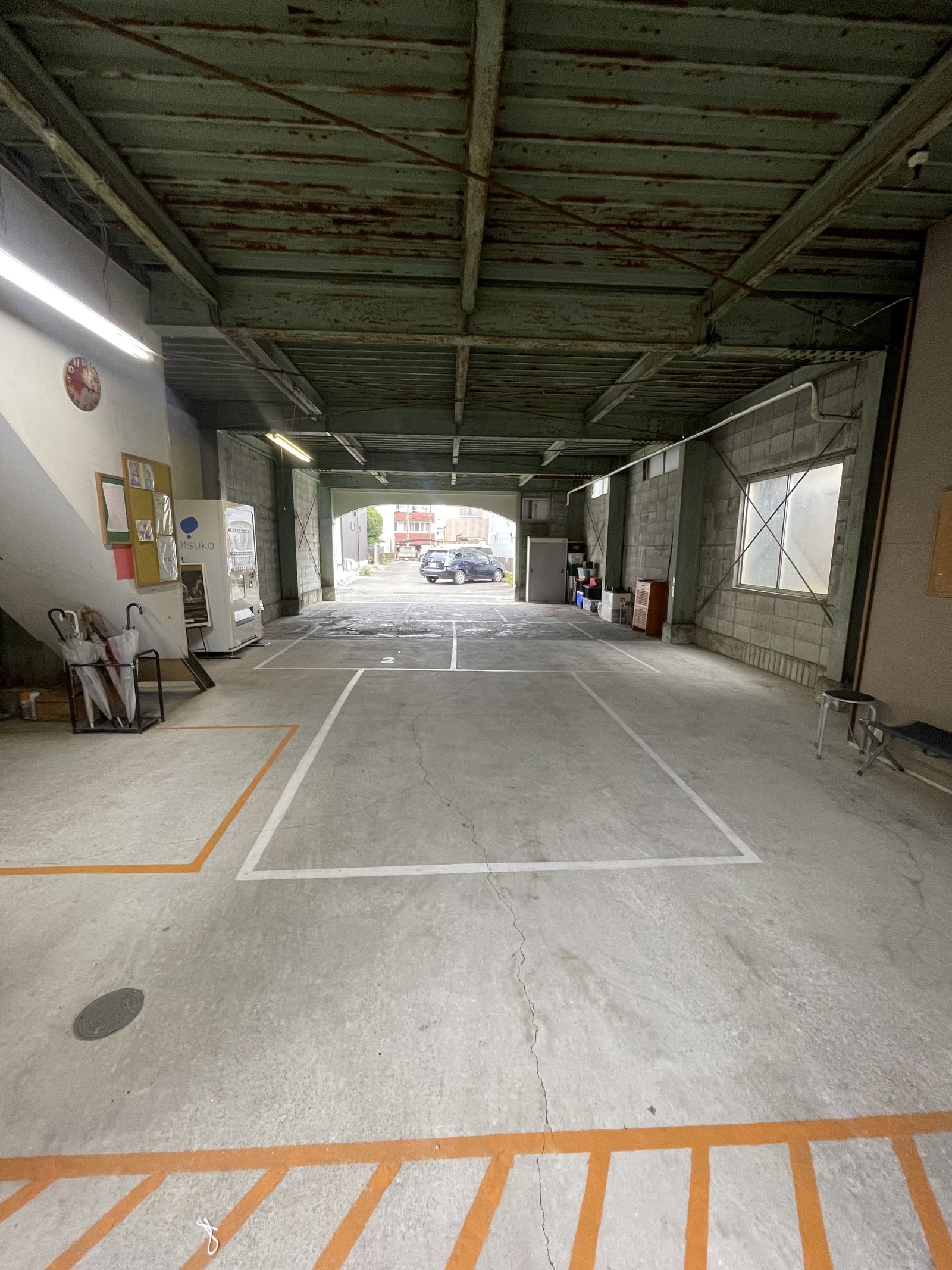 スタジオ駐車場（屋根付き・区画あり・最大 6 台（車種により制限あり））